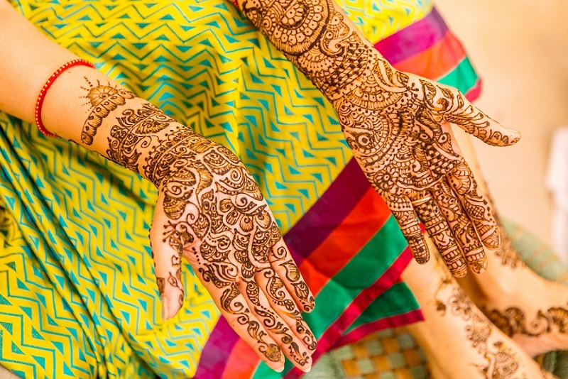 The same-looking mehndi design is picture-perfect!